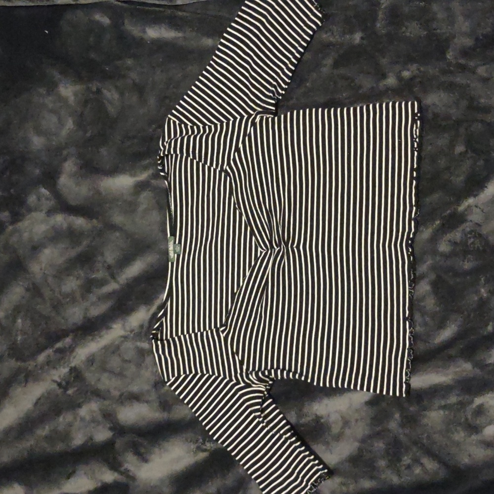 3/15 🦇 Black and white striped crop top